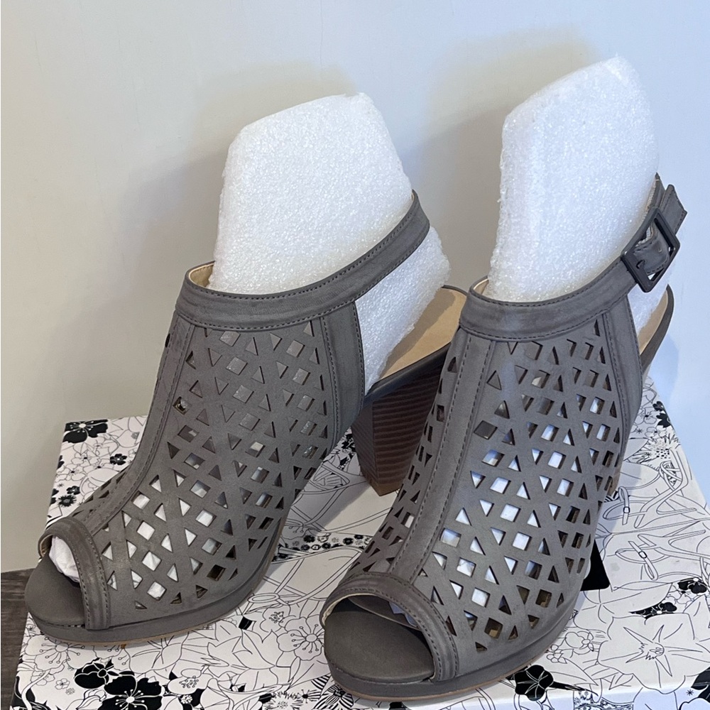Chinese Laundry Women Sandals
